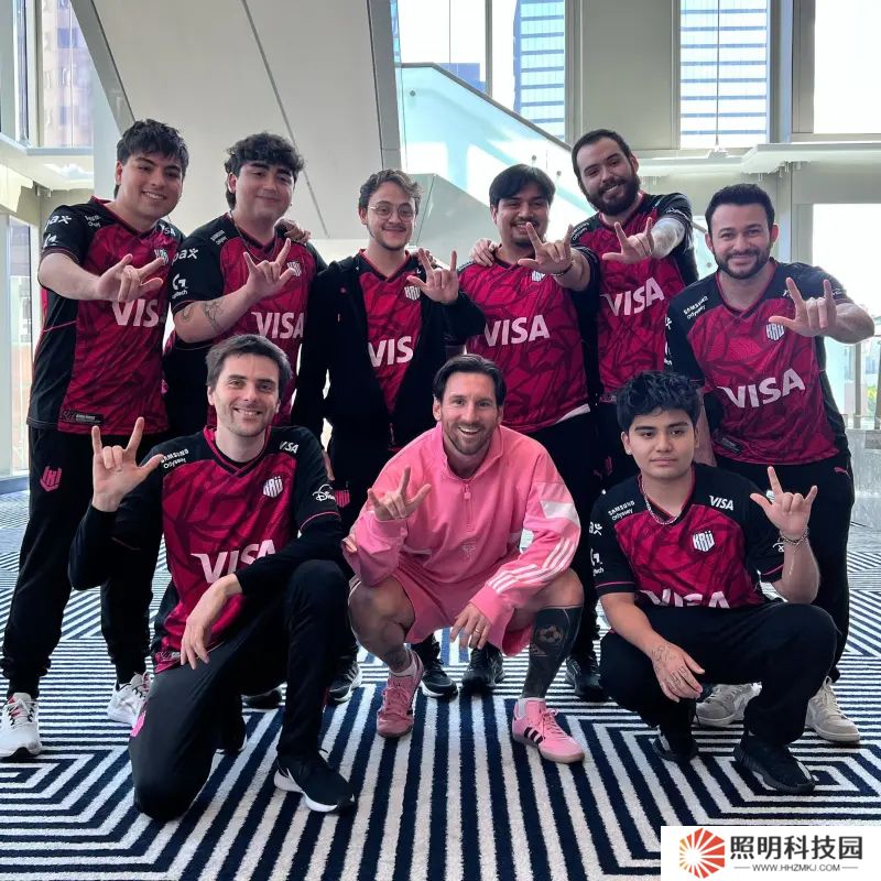 KRU官方分享選手與梅西合照：歷史性的照片