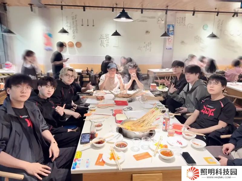 賽段首勝！JDG分享照片：邁出第一步，先吃飯吧！